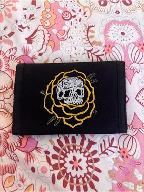 Black Skull Rose Tri-Fold Wallet - Lurking Class